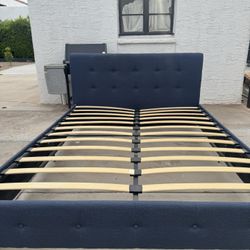 Queen Size Bed Frame 40$ Great Condition