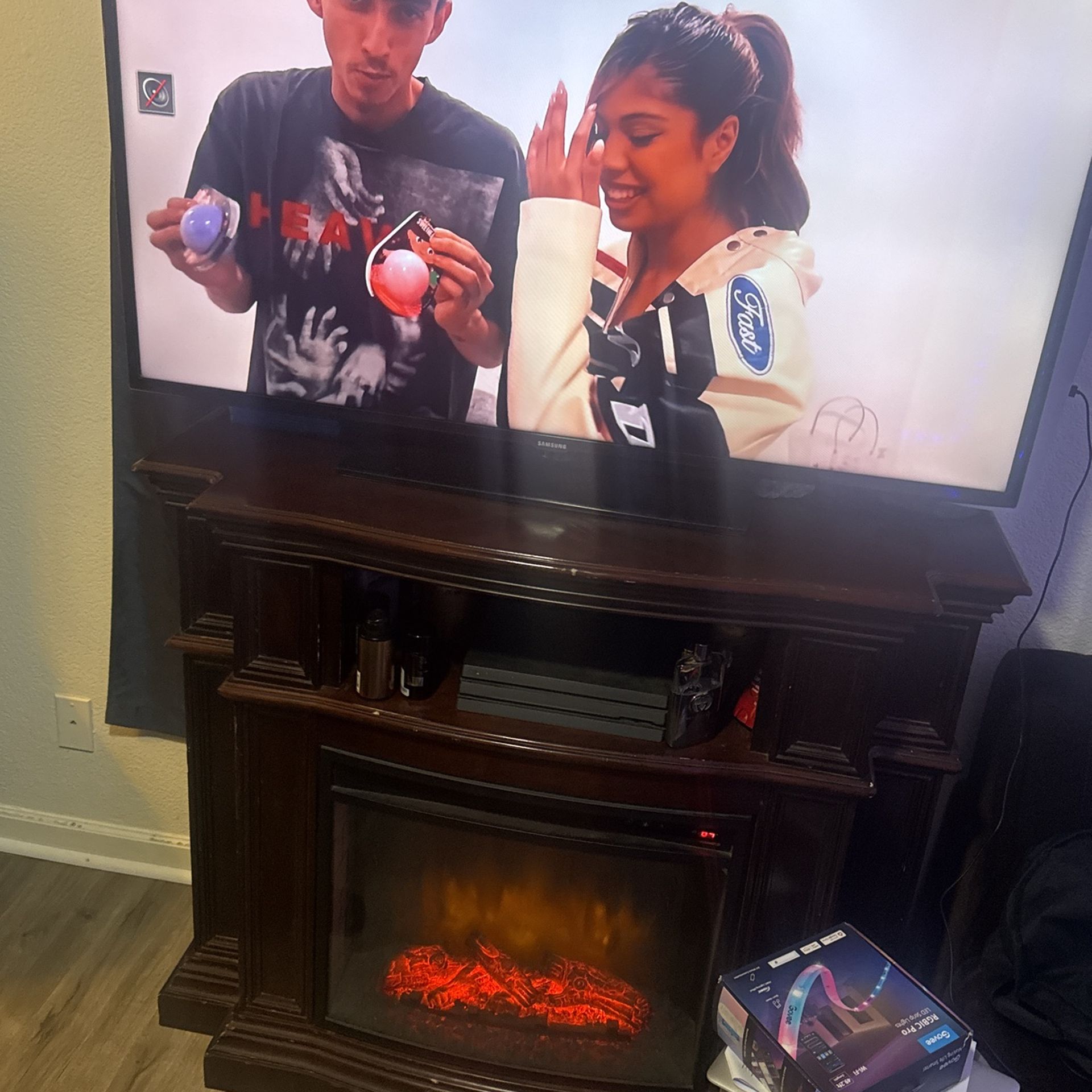 Tv 55” & Chimney Stand