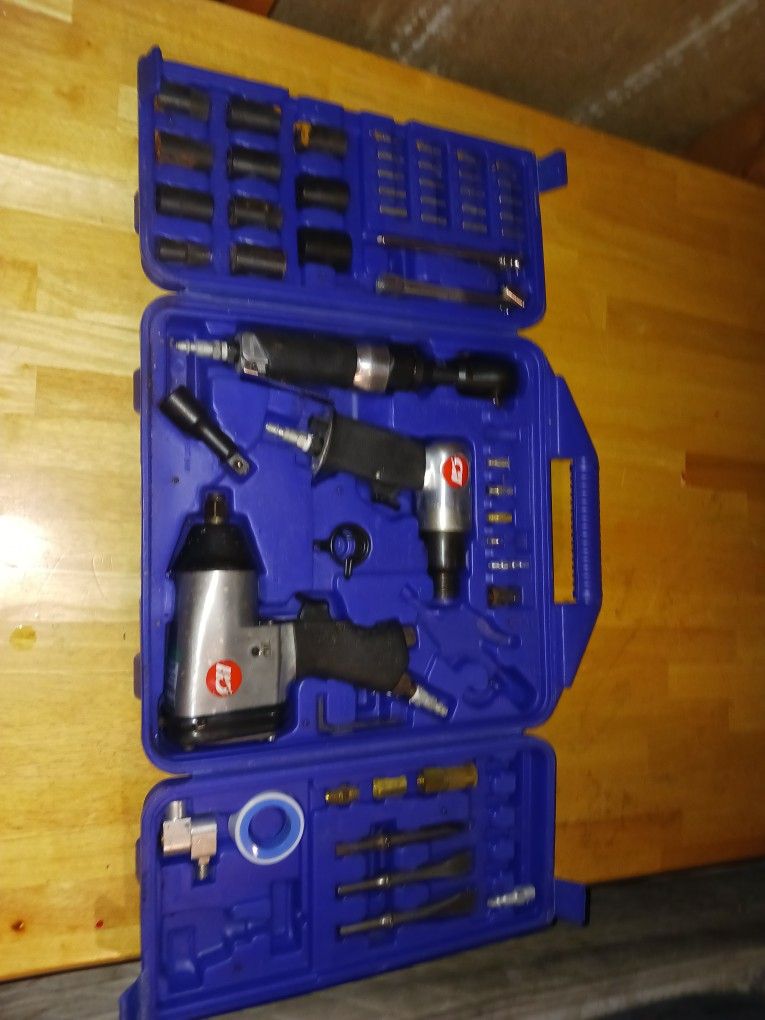 LIGHTLY USED CAMPBELL HAUSFELD AIR TOOL SET