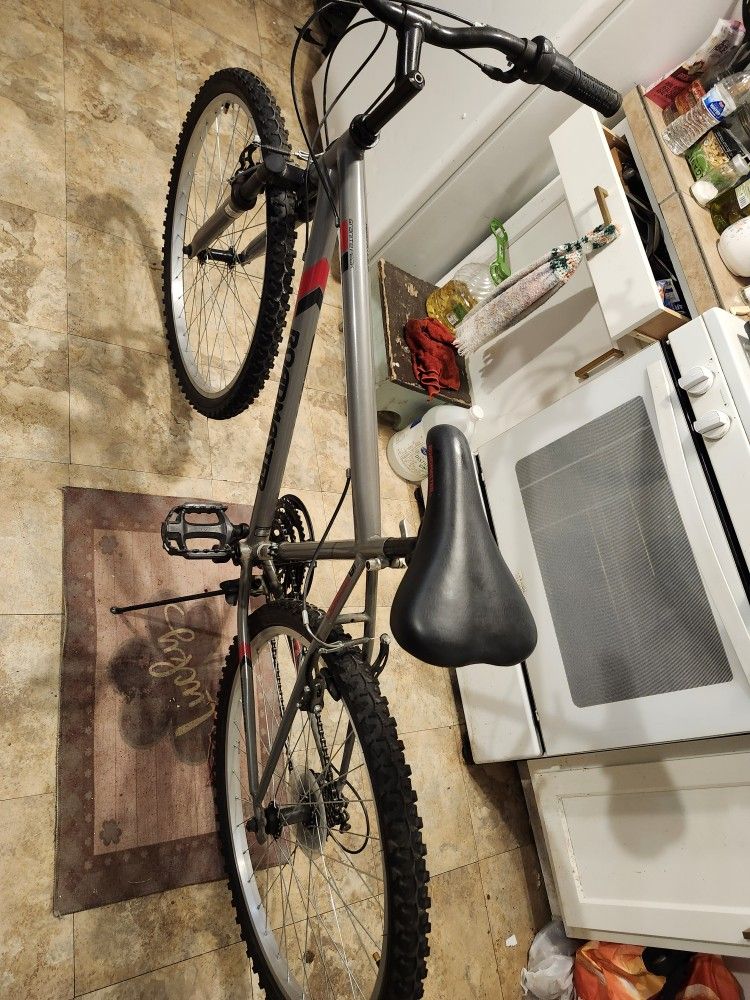 New MOUNTAIN BIKE ROADMASTER GRANITE PEAK 26INCH 18SPEED VERY GOOD CONNDISHIN