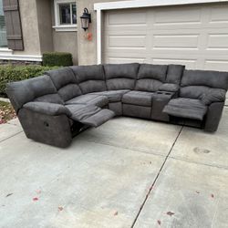 Grey Reclining Sectional w/ Cupholders & Double Recliners