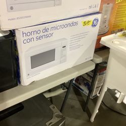 GE 1.4 cu. ft. Countertop Microwave in White