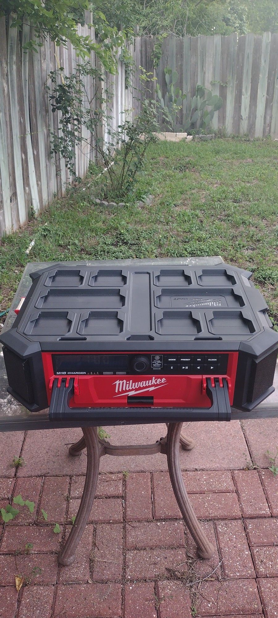 MILWAUKEE M18 BLUETOOTH RADIO CHARGER 