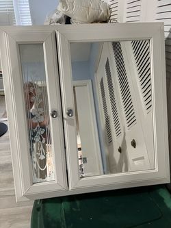 Bathroom cabinet (medicine)
