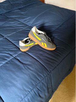 Reebok vintage style tennis shoes