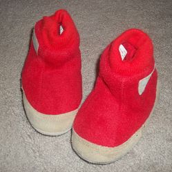 BABY BOY OR GIRL SIZE 7/8 RED THICK FLEECE SLIPPERS BY NORTHSIDE