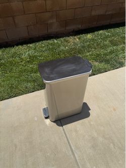 Foot peddle trash can