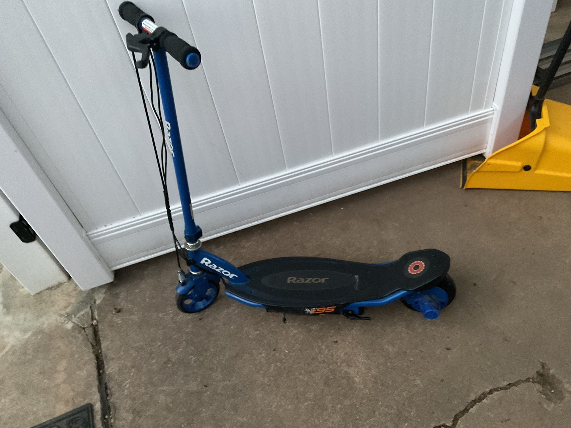 A Good Razor Scooter With NO CHARGER in Good Conditions ( NO SHIPPING)