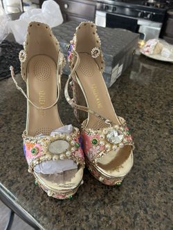 High Fashion Sandals Size 8.5 Women