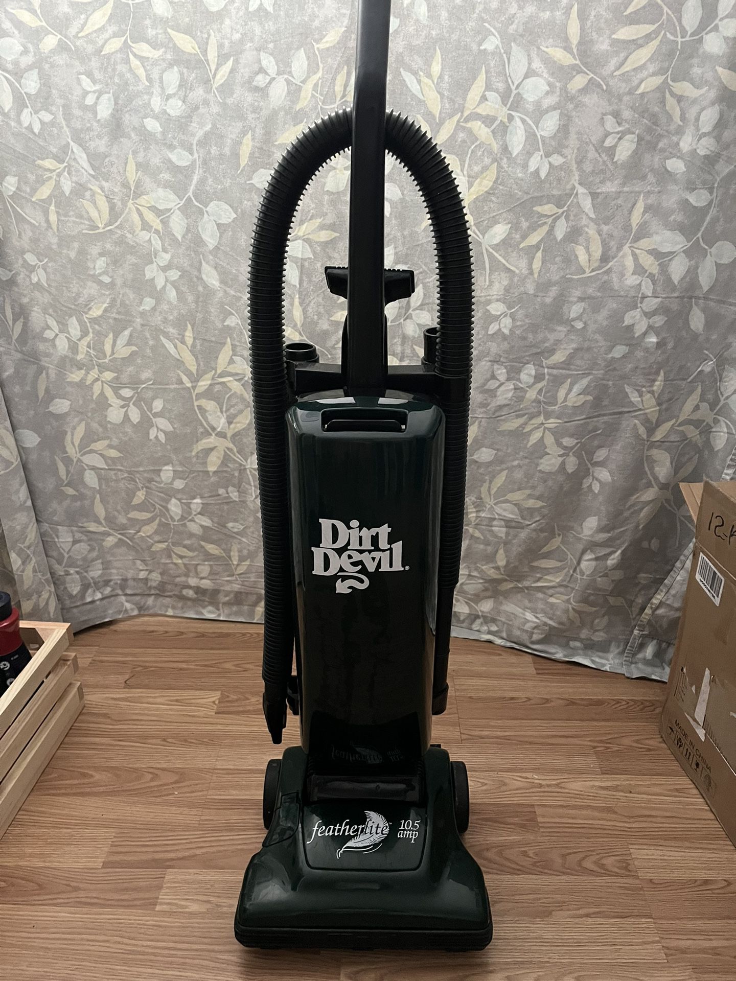 DIRT DEVIL UPRIGHT VACUUM WITH ATTACHMENTS.  EXCELLENT CONDITION.  VERY POWERFUL 💪💪💪.  LIGHTWEIGHT.  EASY TO USE.   ONLY $25 💰🔥💰