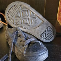 Converse Chuck Taylor Sneakers Size 6T – Kids' Classic Style!