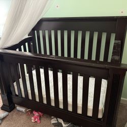 Baby Cachè Crib That Converts To Larger Bed 