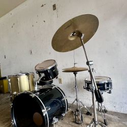 Full Drum Kit (Sound Percussion, Evans, Aquarian) 