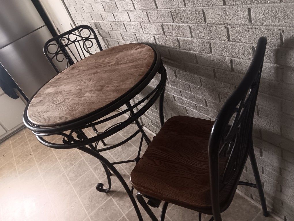 Table and 2 chairs Asking $120