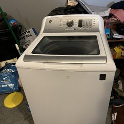 GE Washer.  Like New.  Broken Drum Mounting Hub.   