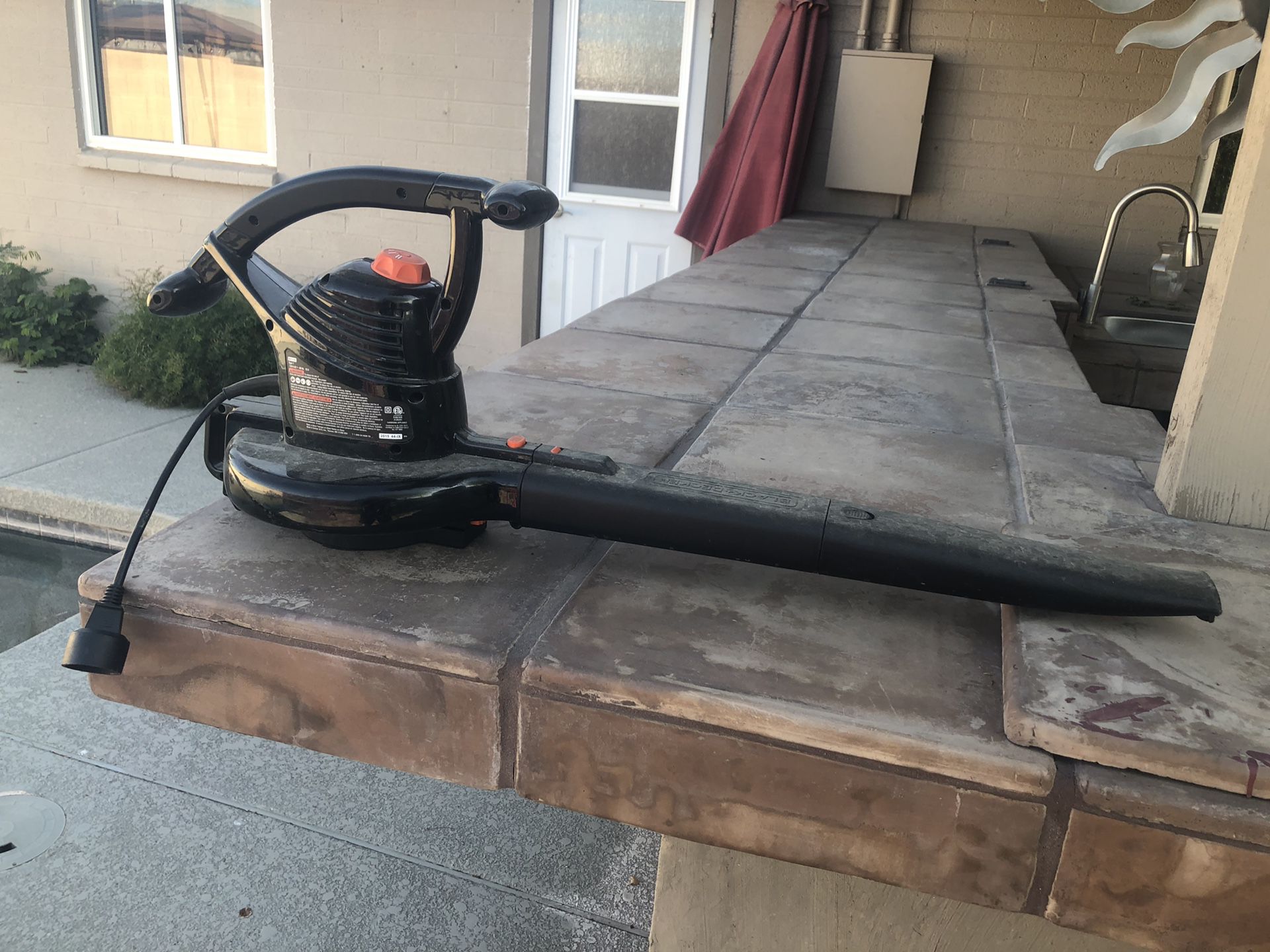 Black and Decker Leaf & Debris blower and vacuum