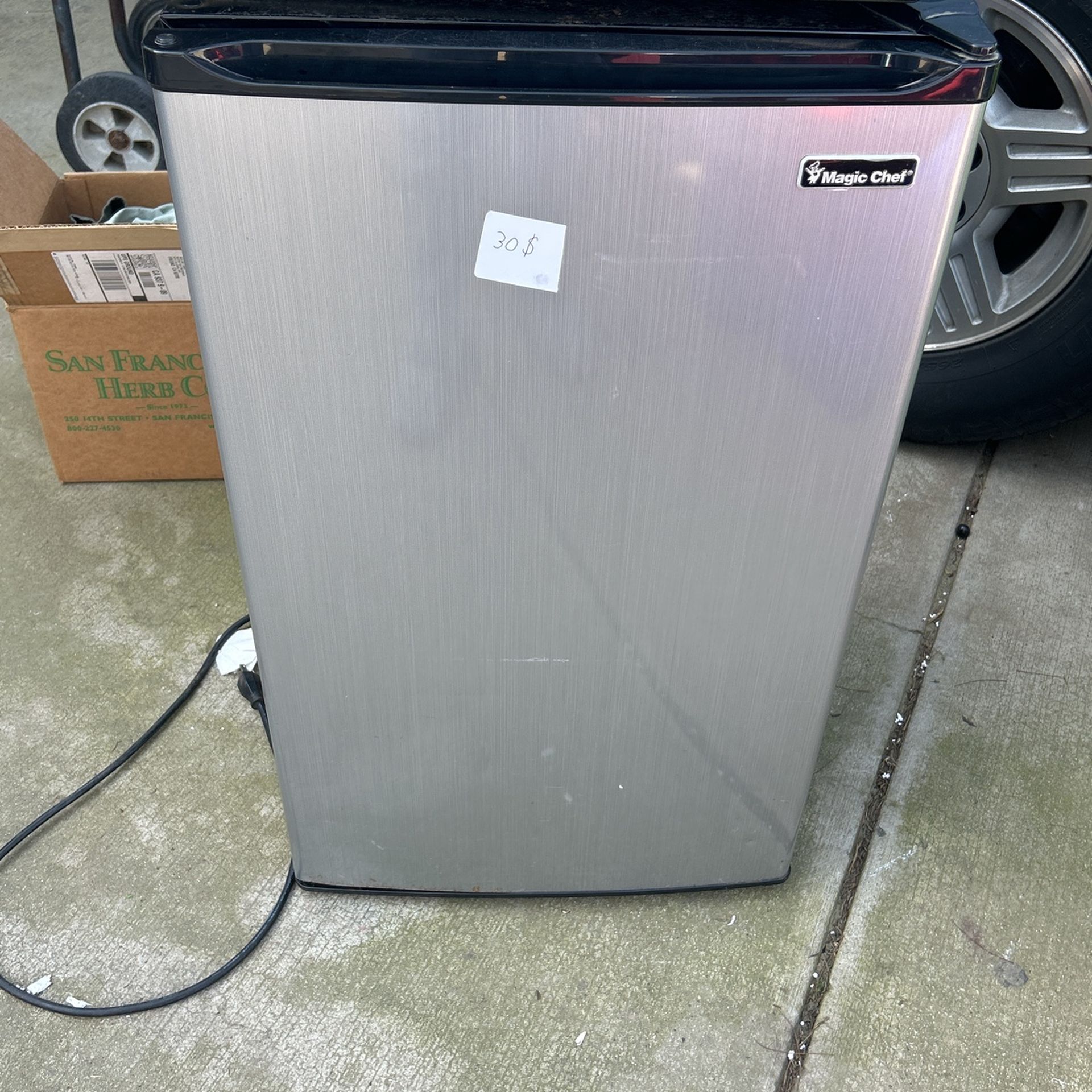 Magic chef mini fridge