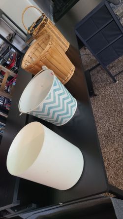 Cute clean 2 buckets 2 baskets asking $20 for all must pick up Broadway and apache Buckeye az