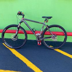 Trek Superfly AL Elite (2013) Man’s 27 Speed Front Suspension Mountain Bike with 29” Tires & Disc Brakes TPW015422