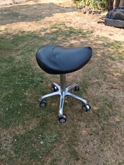Rolling saddle stool