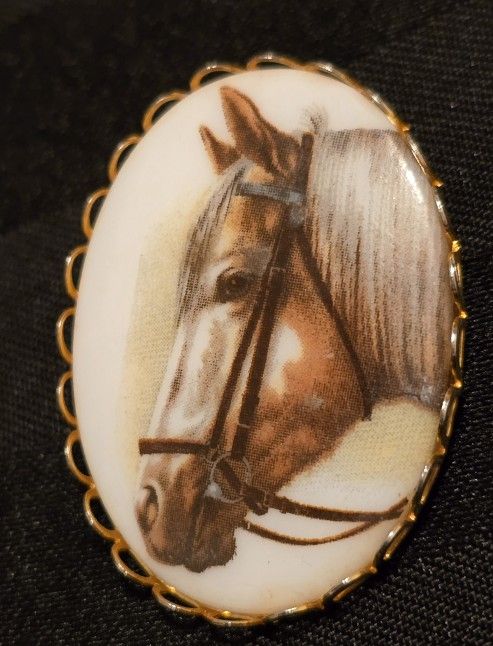 Vtg. Oval Porcelain Horse Head Brooch/pin Goldtone Rare!