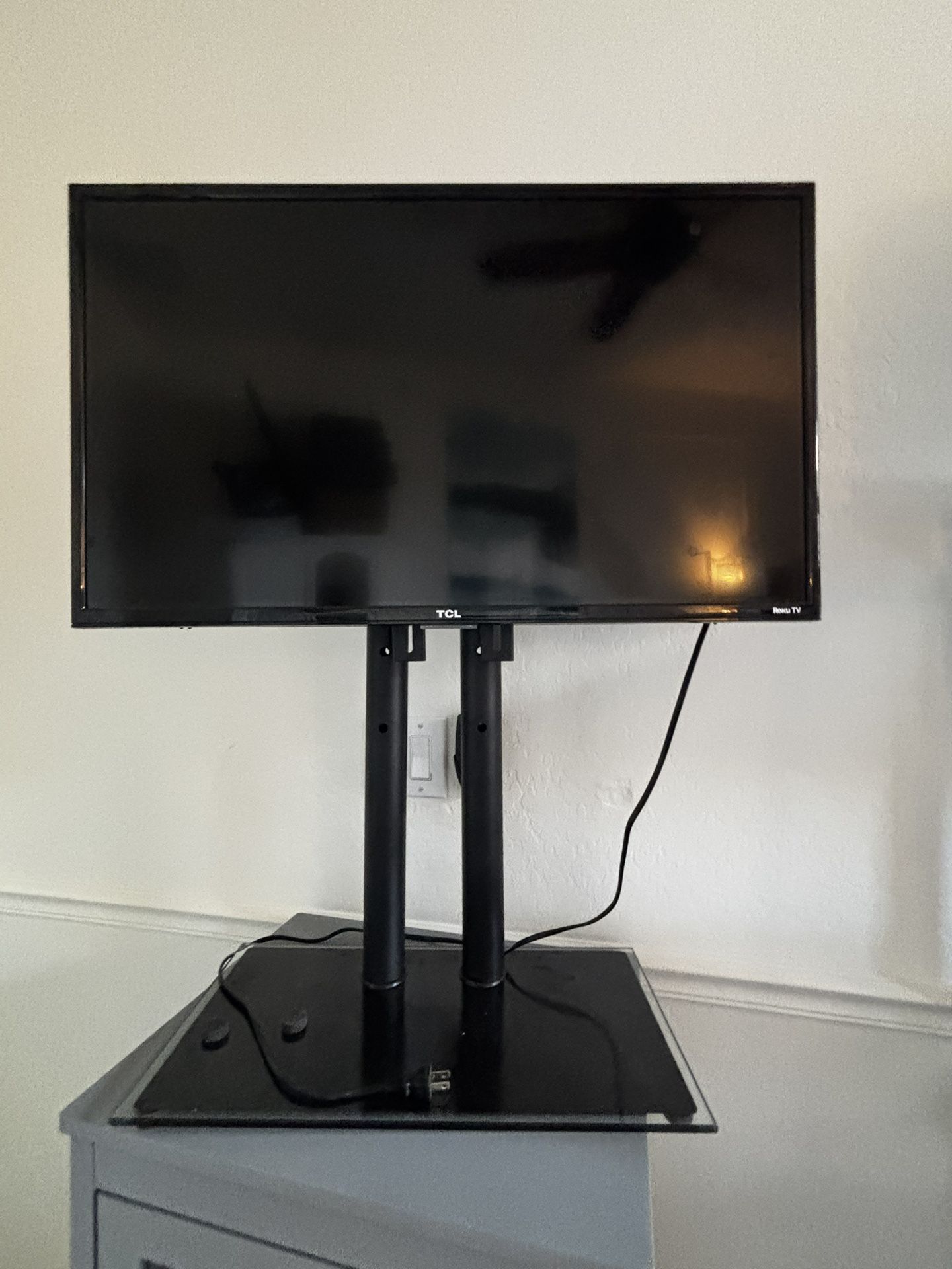 32” Roku And Stand
