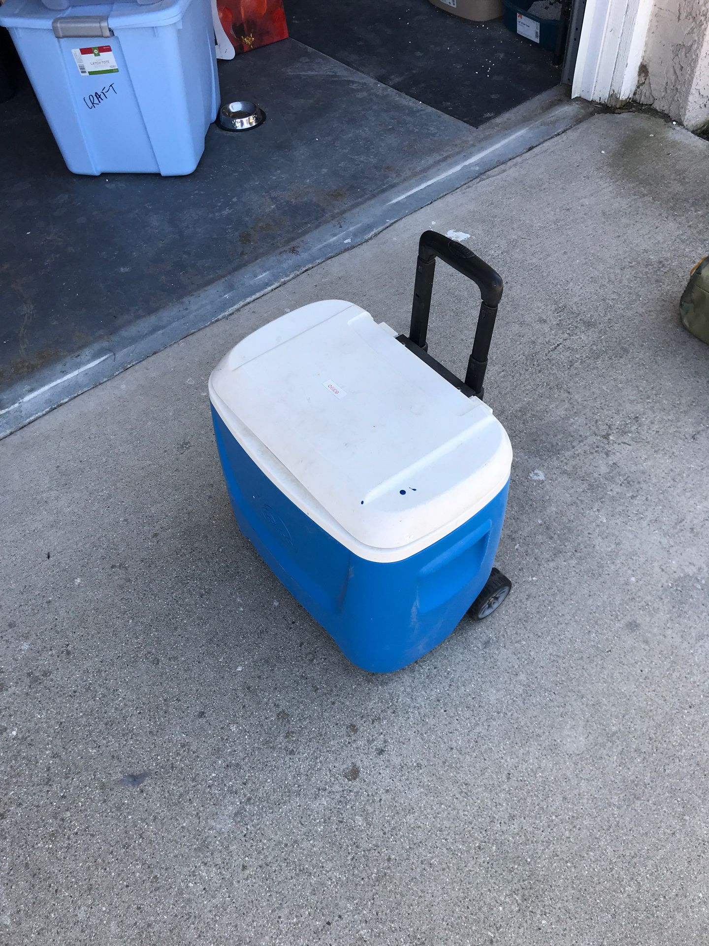 Igloo Cooler with Handle and wheels
