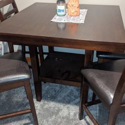 Counter Hgt Table And Chairs Barely Used