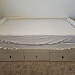 King size day bed with drawers