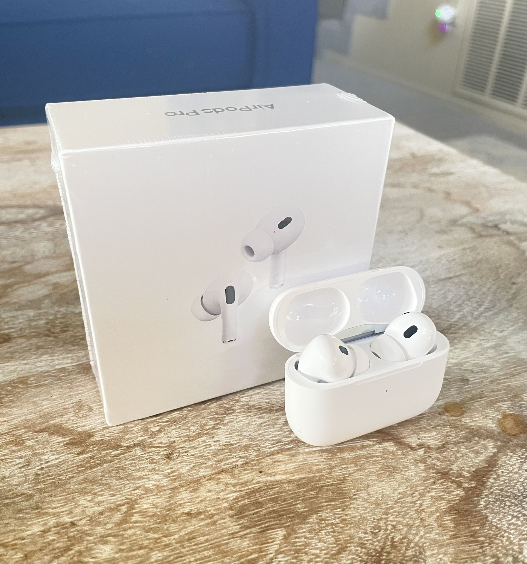 •High-quality Wireless Earbuds