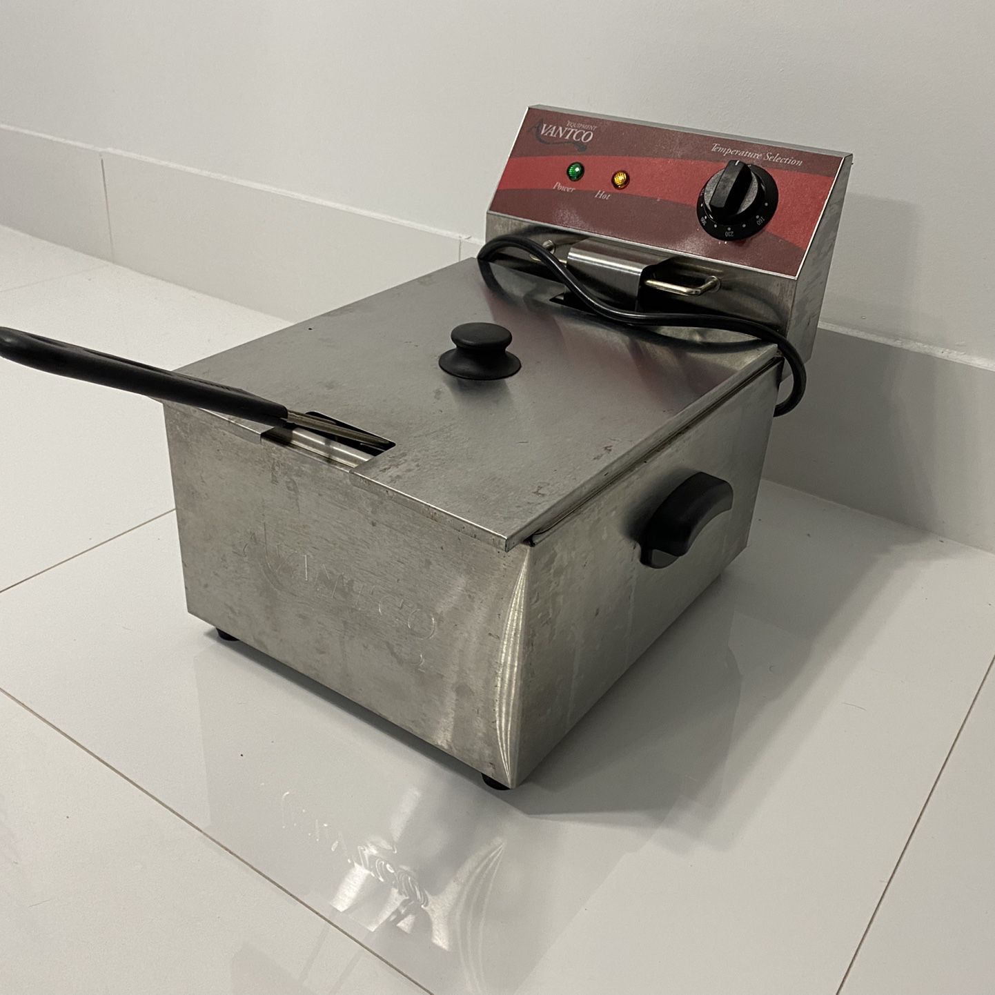 Avantco F100 10 lb. Electric Countertop Fryer