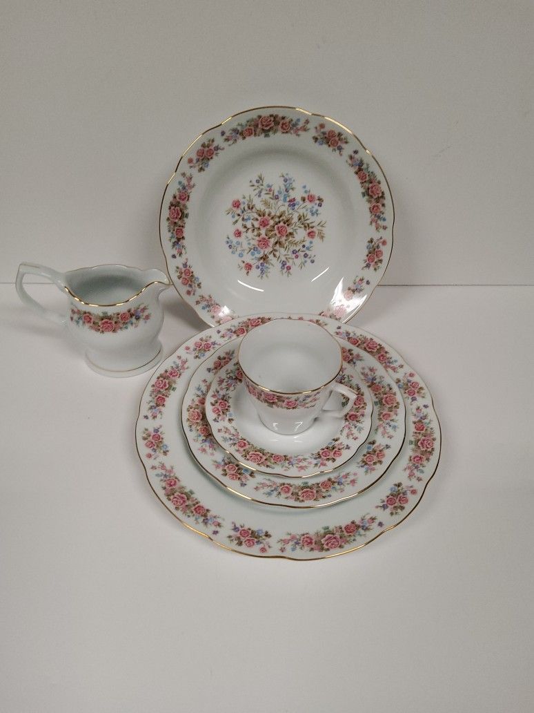 Beautiful Vintage Fine China Remington By Red Sea And Dishwasher Safe . It's Eight Place Setting But Missing Sugar Dish And Two Cups . They All Are I