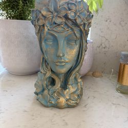 CONCRETE GODDESS PLANTER POT