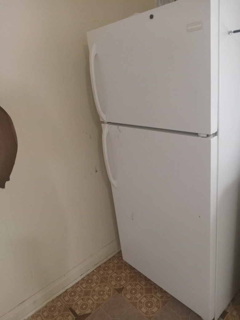 Fridgidair Refrigerator