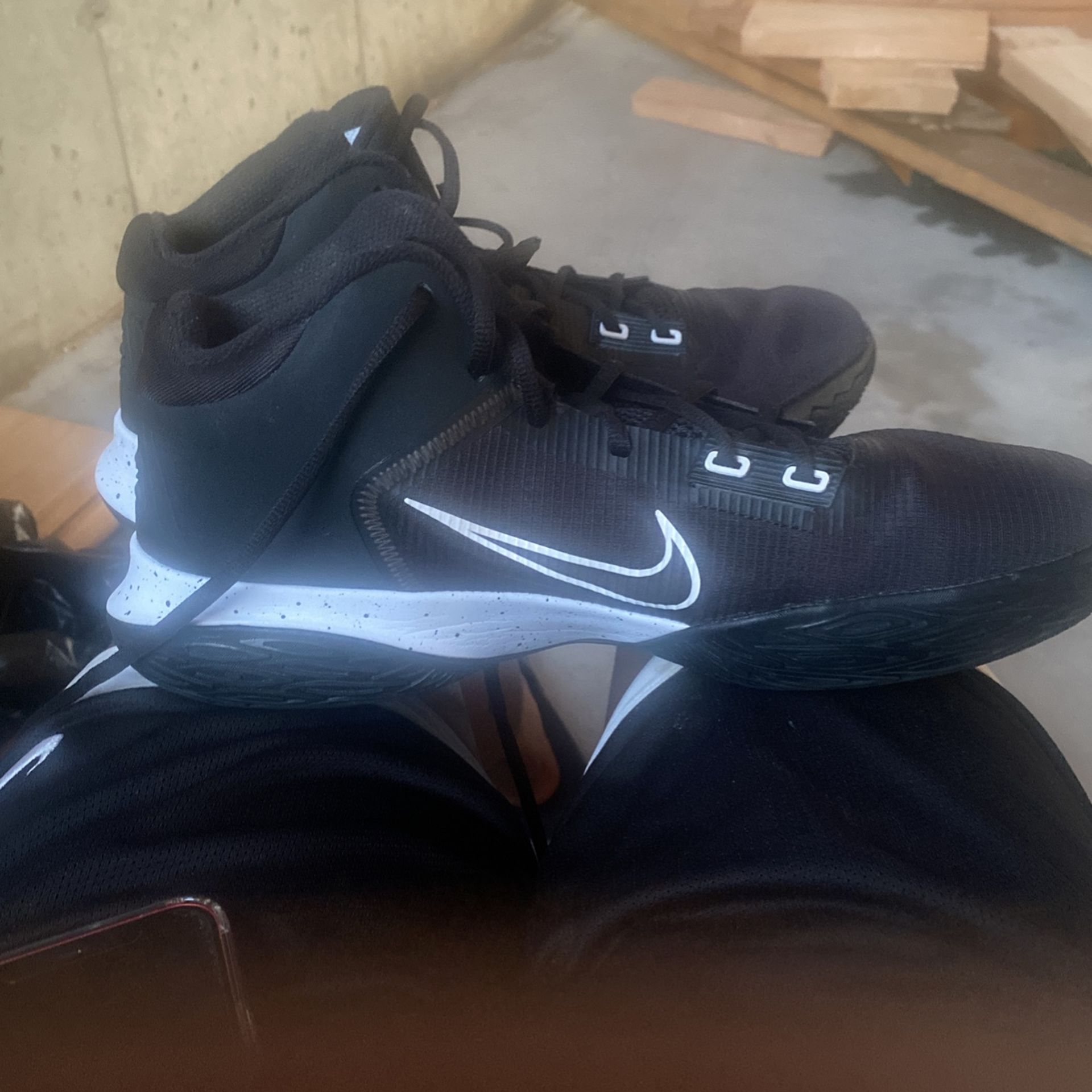 kyrie flytrap 4’s black and white 