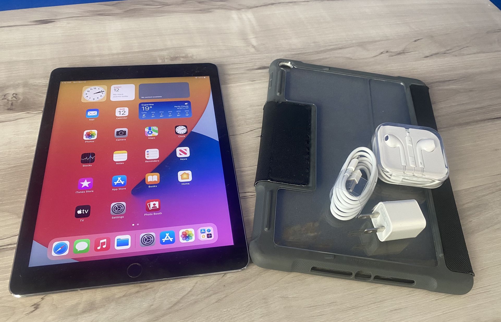 Apple IPad Air 2 (9.7” Retina / Touch ID ) 64 GB with case & Accessories 