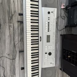 Yamaha Portable Grand DGX-230