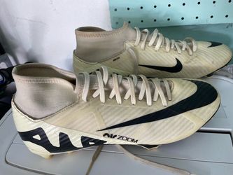 Soccer Clits.  Outdoors   Great condition   Sizes :  8,5 - 9 - 10