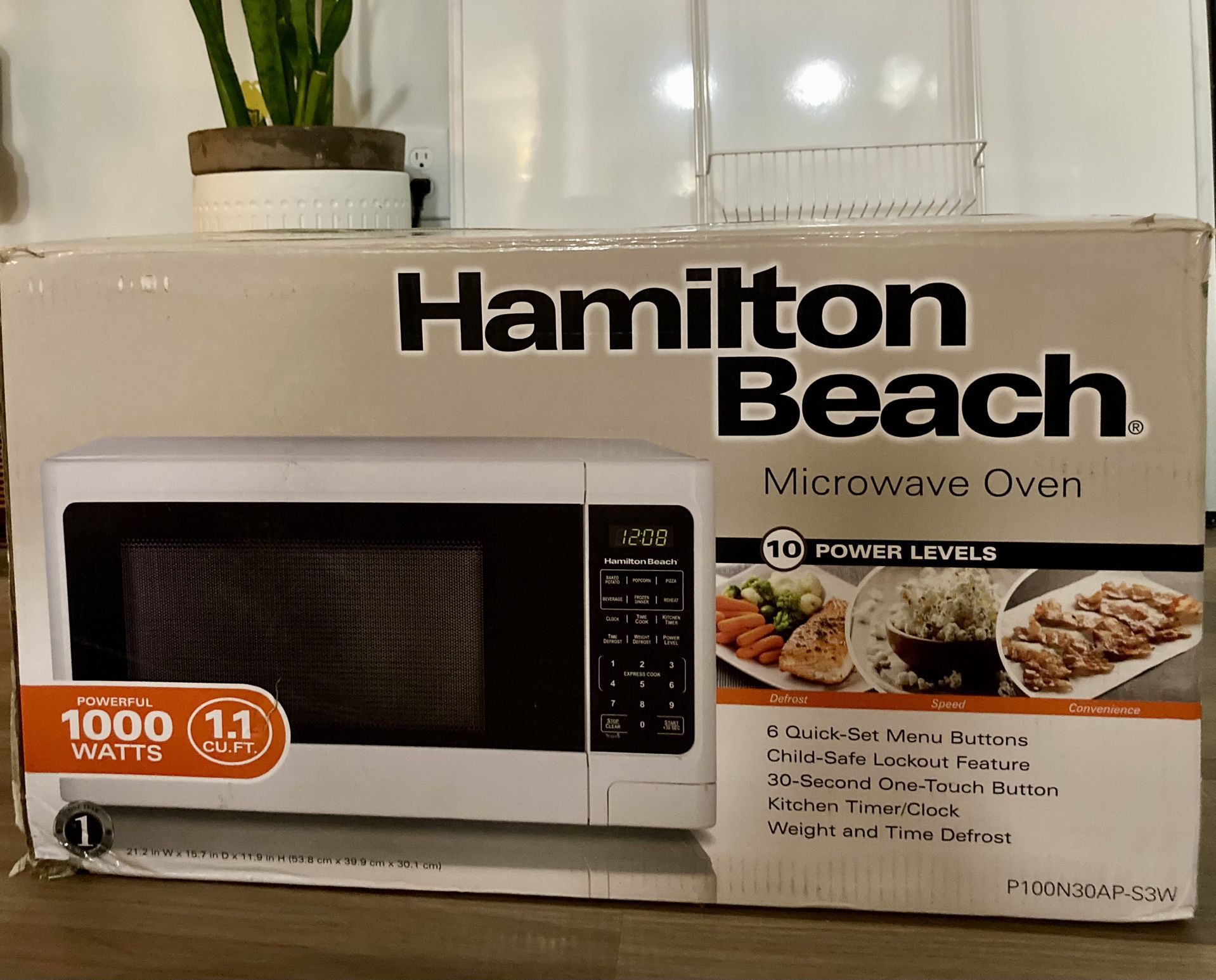 1000 W 1.1 cu.ft. Microwave Like New In Box
