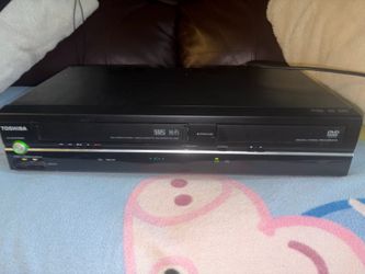 This Toshiba SD-V296 DVD/VHS player combo features progressive scan technology for improved video quality.This black console combines a 4-head Hi-Fi V