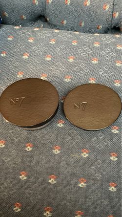 No 7 translucent loose and pressed powders