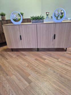 EXTRA LONG SIDEBOARD OR TV STAND IN LIGHT OAK COLOR AND GOLD ACENTS BRAND NEW 67X17X30 FLUTED SHAPE