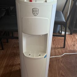 White Top Load Water Dispenser w/ free 4 bottles of 5 gal