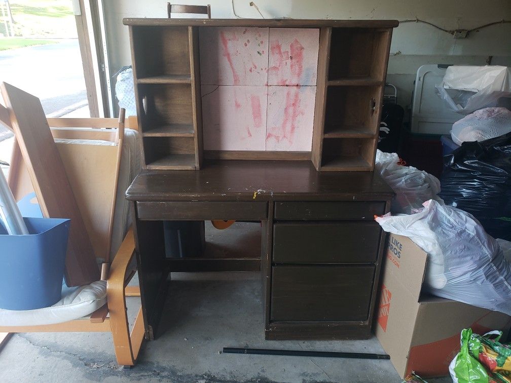 Student Desk with Hutch