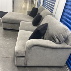 Comfortable grey Sectional (free delivery)