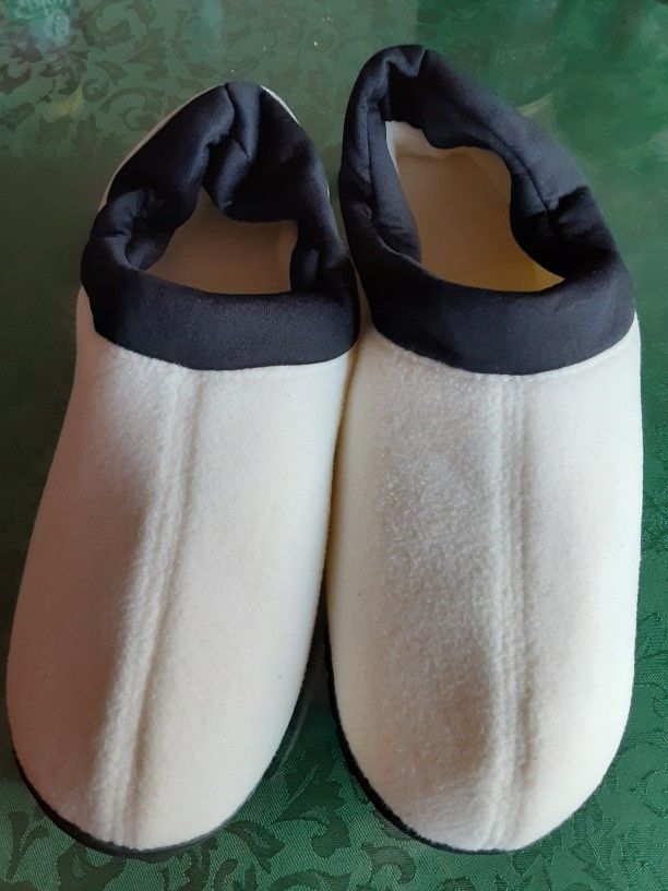 Unisex slippers.