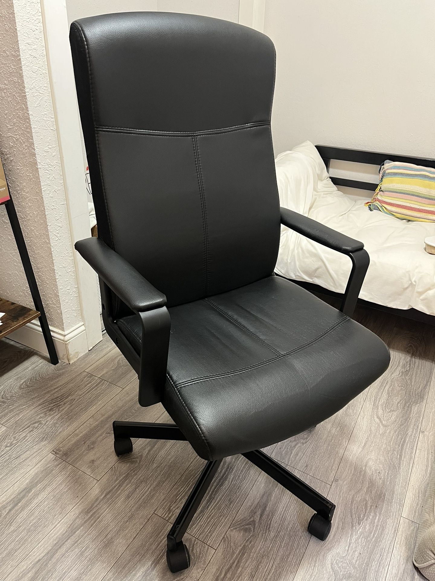 Rotating Desk Chair w/ Wheels