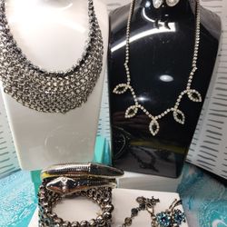 #2122, STUNNING RHINESTONES AND CRYSTAL JEWELRY LOT
