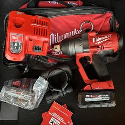 Milwaukee M18 ONEFHIWF1 1″ High Torque Impact Wrench Kit w/ Socket set