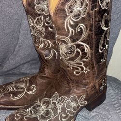 SHYANNE BOOTS SIZE 9